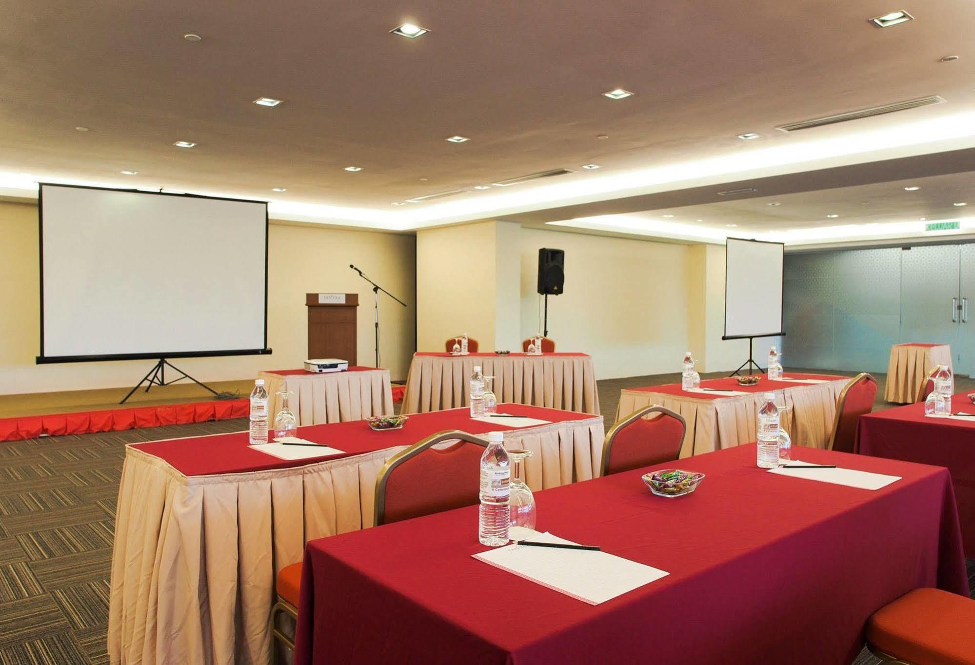 Tan’Yaa Hotel Cyberjaya Bagian luar foto